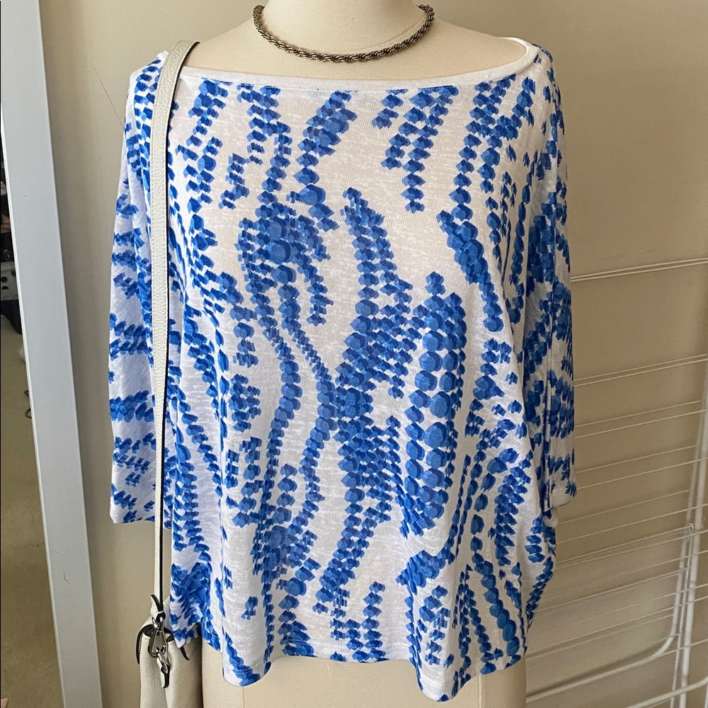 Blue and White Printed Top 💙